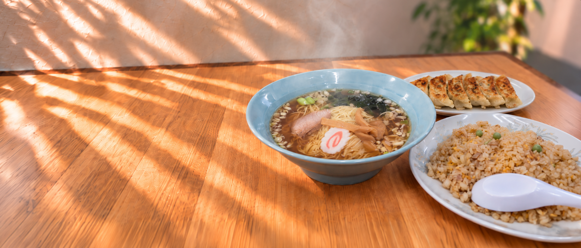 ラーメン、チャーハン、ギョーザが並ぶ食卓